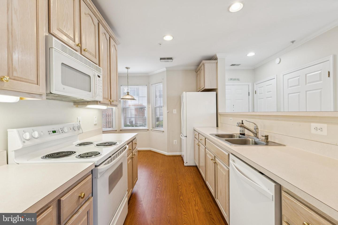 25272 RIFFLEFORD SQ #104, CHANTILLY, Virginia 20152, 2 Bedrooms Bedrooms, ,2 BathroomsBathrooms,Residential,For sale,25272 RIFFLEFORD SQ #104,VALO2097742 MLS # VALO2097742