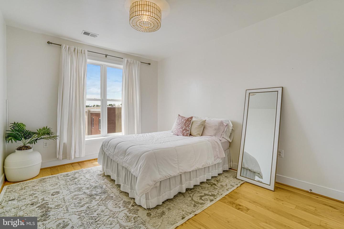 2110 POTOMAC AVE #102, ALEXANDRIA, Virginia 22301, 3 Bedrooms Bedrooms, ,2 BathroomsBathrooms,Residential,For sale,2110 POTOMAC AVE #102,VAAX2045784 MLS # VAAX2045784