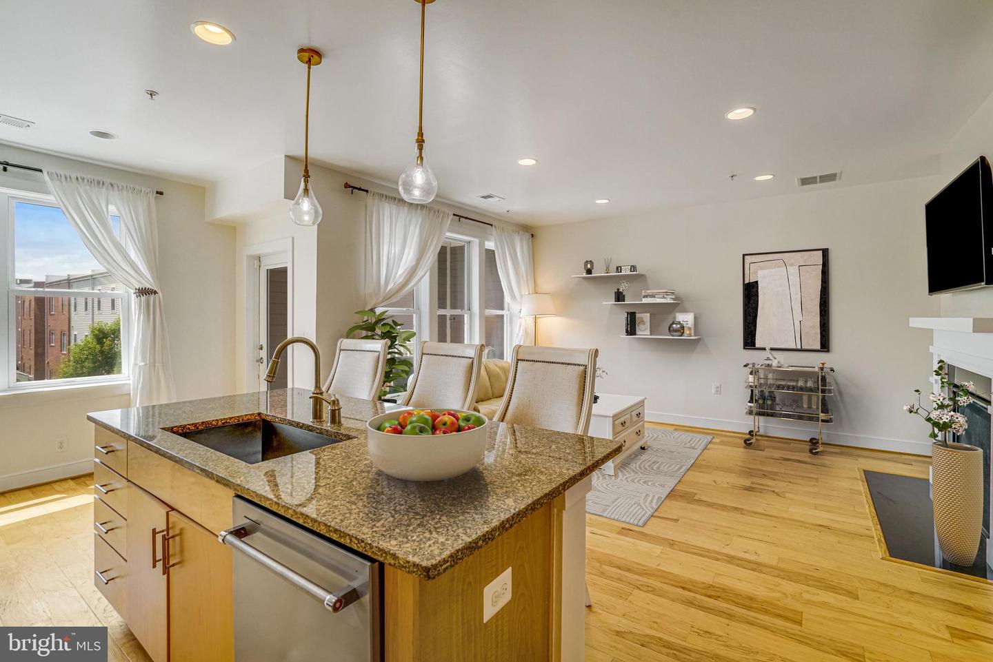 2110 POTOMAC AVE #102, ALEXANDRIA, Virginia 22301, 3 Bedrooms Bedrooms, ,2 BathroomsBathrooms,Residential,For sale,2110 POTOMAC AVE #102,VAAX2045784 MLS # VAAX2045784