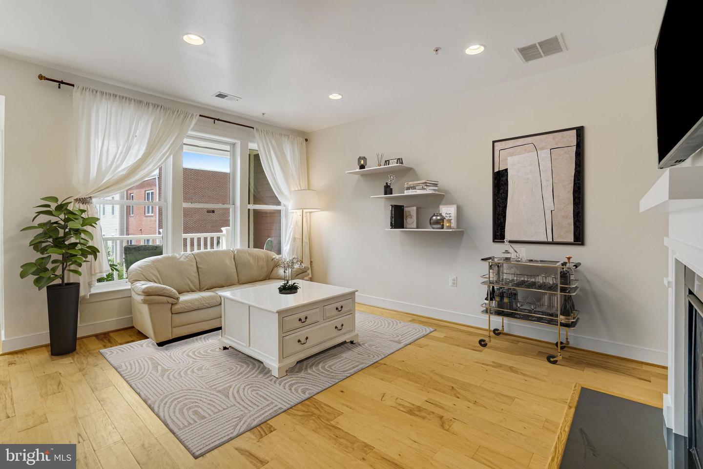 2110 POTOMAC AVE #102, ALEXANDRIA, Virginia 22301, 3 Bedrooms Bedrooms, ,2 BathroomsBathrooms,Residential,For sale,2110 POTOMAC AVE #102,VAAX2045784 MLS # VAAX2045784