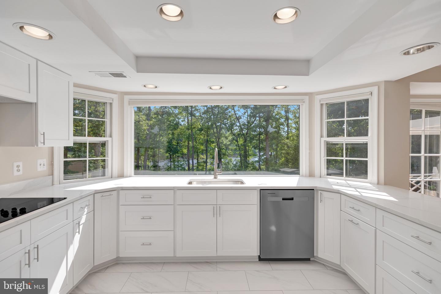 8414 LAKE CREST TER, FAIRFAX STATION, Virginia 22039, 5 Bedrooms Bedrooms, ,4 BathroomsBathrooms,Residential,For sale,8414 LAKE CREST TER,VAFX2218342 MLS # VAFX2218342