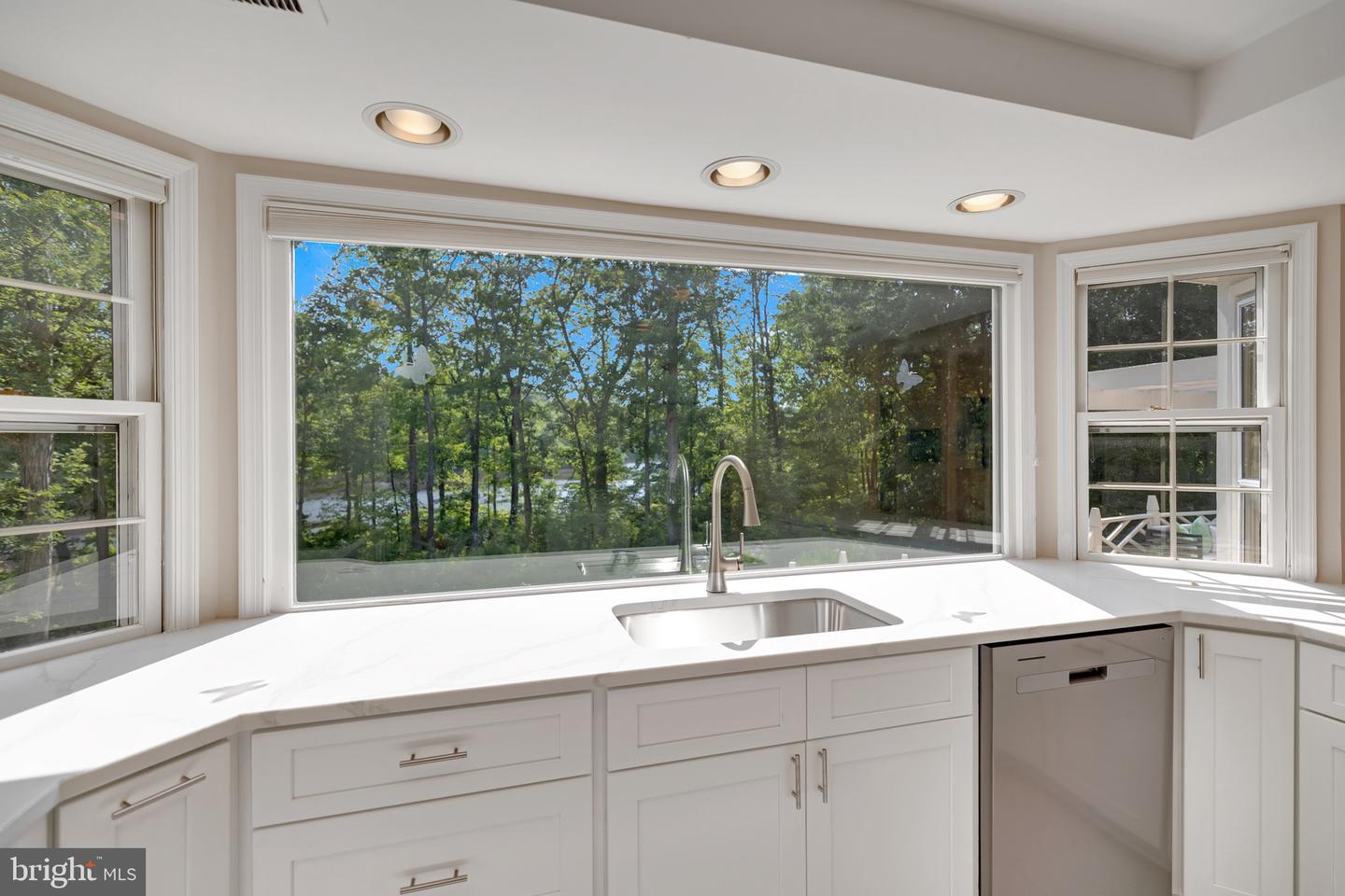 8414 LAKE CREST TER, FAIRFAX STATION, Virginia 22039, 5 Bedrooms Bedrooms, ,4 BathroomsBathrooms,Residential,For sale,8414 LAKE CREST TER,VAFX2218342 MLS # VAFX2218342