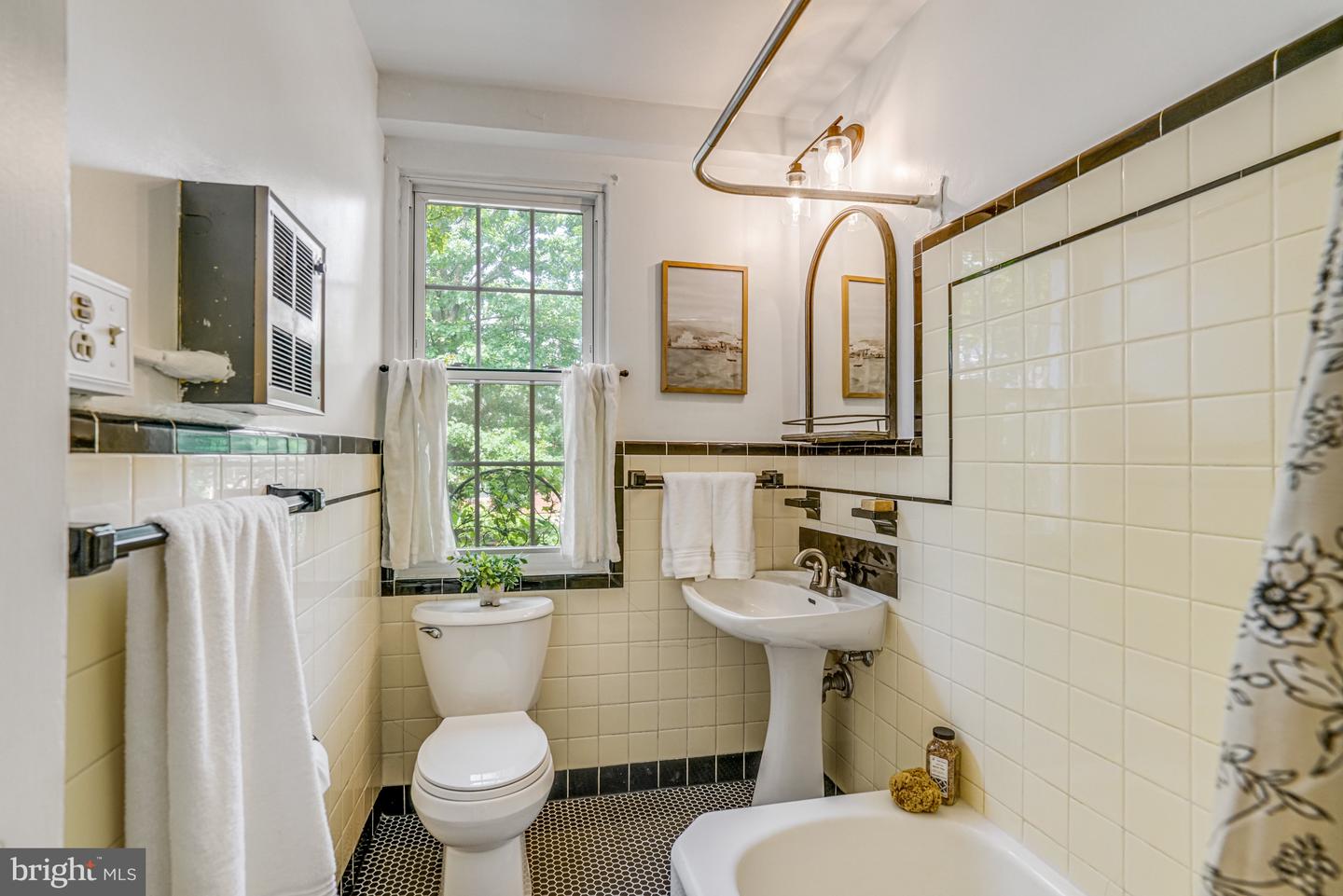 2 AUBURN CT #A, ALEXANDRIA, Virginia 22305, 2 Bedrooms Bedrooms, ,1 BathroomBathrooms,Residential,For sale,2 AUBURN CT #A,VAAX2042796 MLS # VAAX2042796