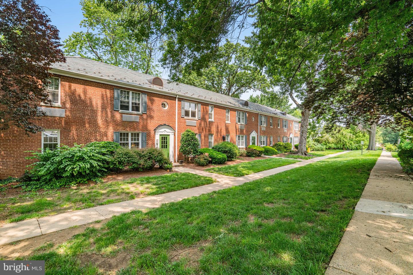 2 AUBURN CT #A, ALEXANDRIA, Virginia 22305, 2 Bedrooms Bedrooms, ,1 BathroomBathrooms,Residential,For sale,2 AUBURN CT #A,VAAX2042796 MLS # VAAX2042796
