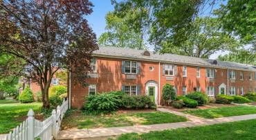 2 AUBURN CT #A, ALEXANDRIA, Virginia 22305, 2 Bedrooms Bedrooms, ,1 BathroomBathrooms,Residential,For sale,2 AUBURN CT #A,VAAX2042796 MLS # VAAX2042796