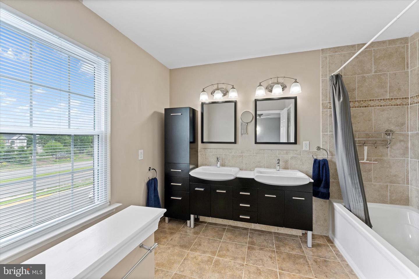 6780 HOLLOW GLEN CT, GAINESVILLE, Virginia 20155, 3 Bedrooms Bedrooms, ,3 BathroomsBathrooms,Residential,For sale,6780 HOLLOW GLEN CT,VAPW2092726 MLS # VAPW2092726