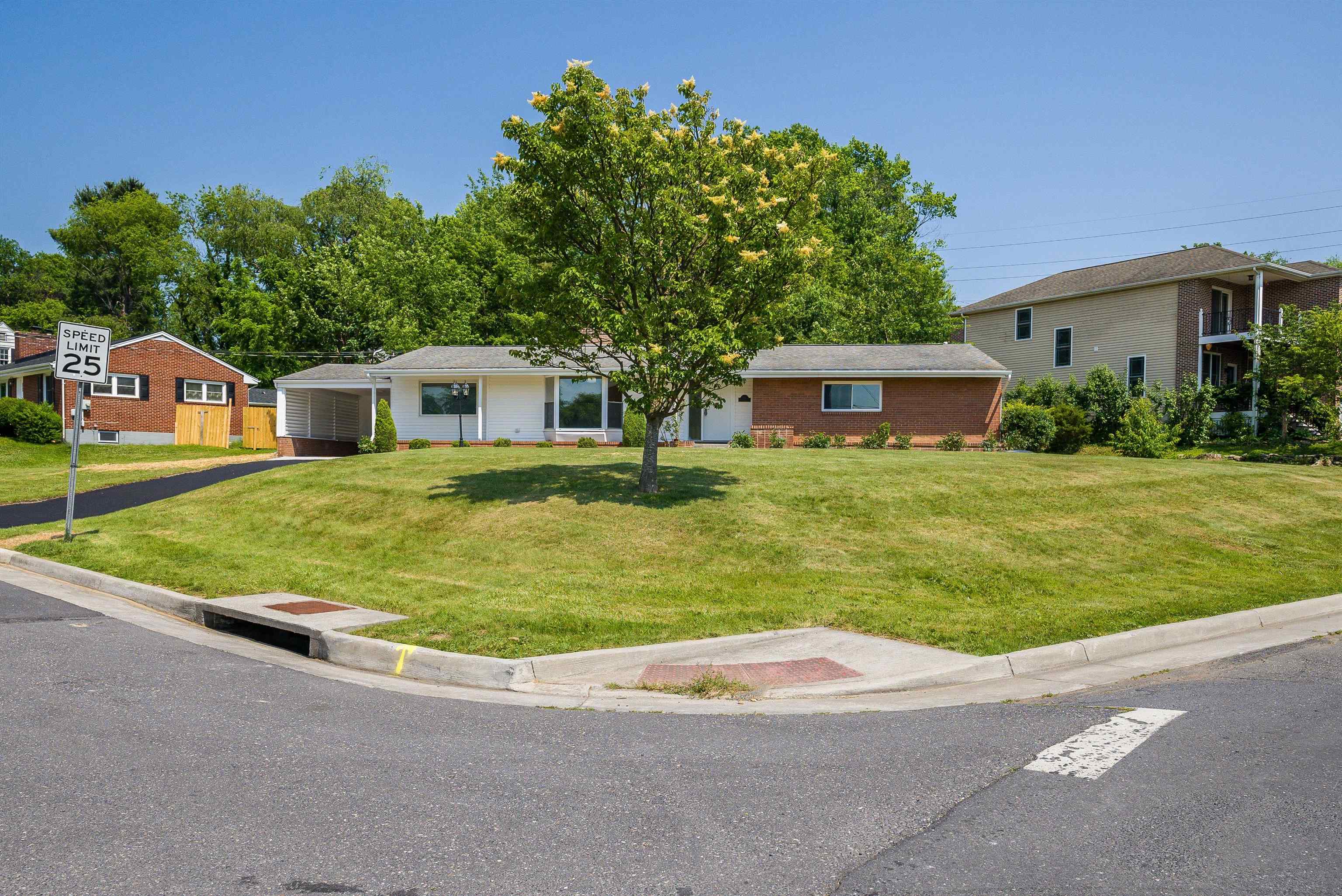 100 MONUMENT AVE, HARRISONBURG, Virginia 22801, 3 Bedrooms Bedrooms, ,2 BathroomsBathrooms,Residential,100 MONUMENT AVE,665459 MLS # 665459