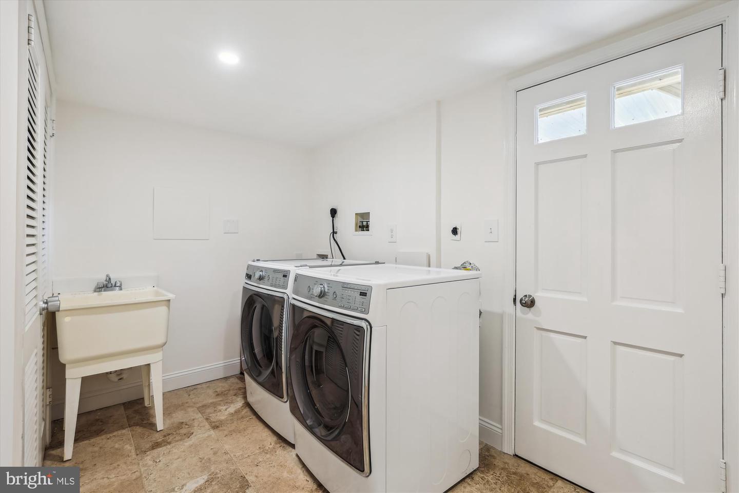 101 OAKMONT CT NE, VIENNA, Virginia 22180, 6 Bedrooms Bedrooms, ,4 BathroomsBathrooms,Residential,For sale,101 OAKMONT CT NE,VAFX2238710 MLS # VAFX2238710