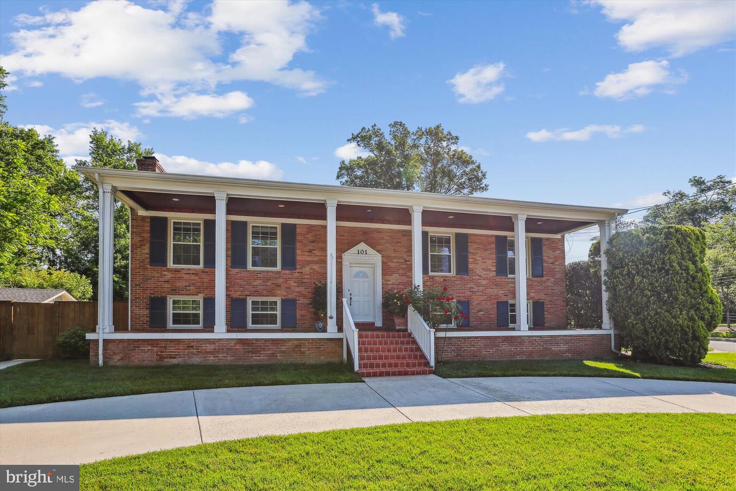 101 OAKMONT CT NE, VIENNA, Virginia 22180, 6 Bedrooms Bedrooms, ,4 BathroomsBathrooms,Residential,For sale,101 OAKMONT CT NE,VAFX2238710 MLS # VAFX2238710
