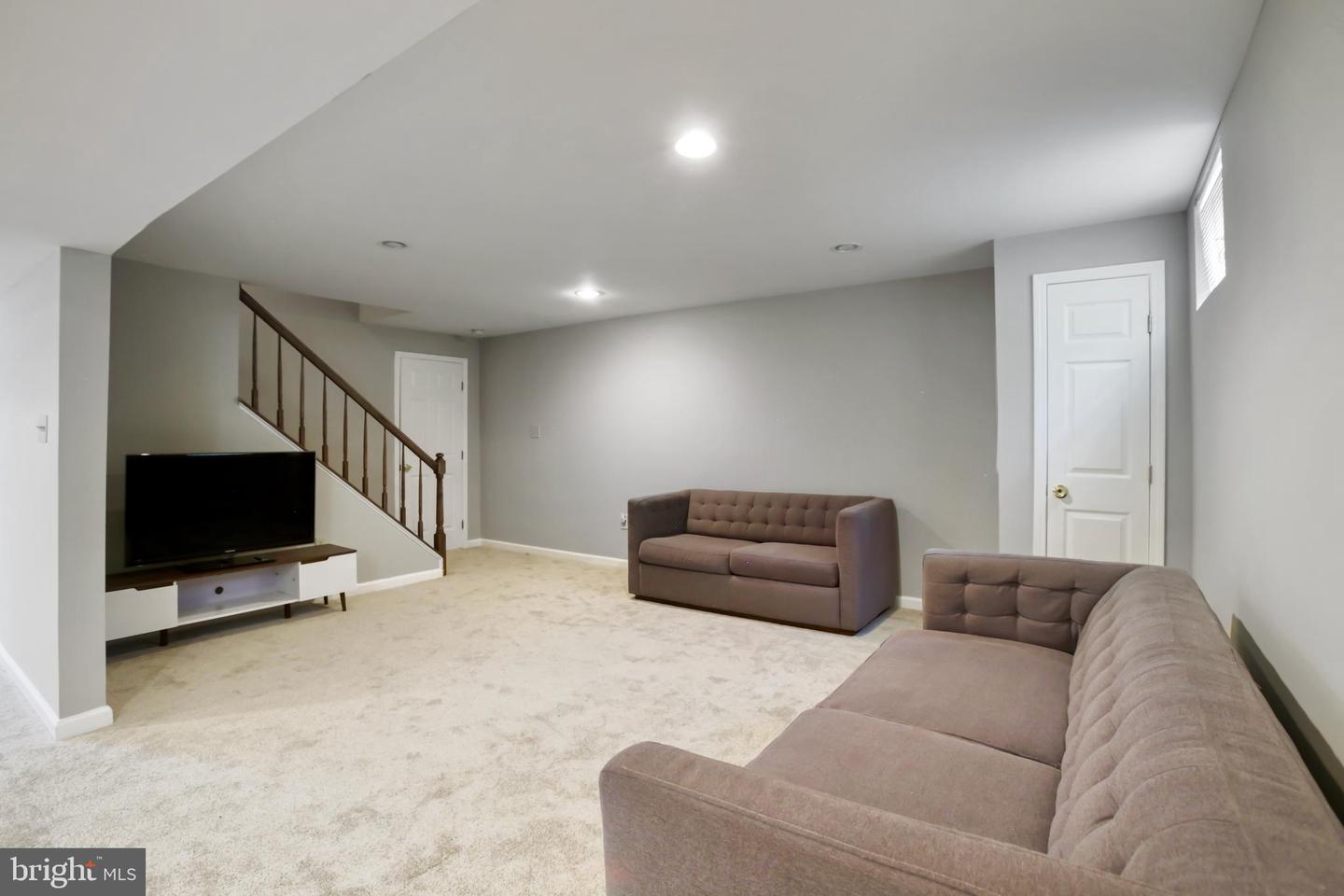8518 CHASE GLEN CIR, FAIRFAX STATION, Virginia 22039, 5 Bedrooms Bedrooms, ,3 BathroomsBathrooms,Residential,For sale,8518 CHASE GLEN CIR,VAFX2242702 MLS # VAFX2242702