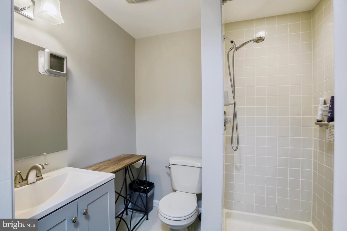 8518 CHASE GLEN CIR, FAIRFAX STATION, Virginia 22039, 5 Bedrooms Bedrooms, ,3 BathroomsBathrooms,Residential,For sale,8518 CHASE GLEN CIR,VAFX2242702 MLS # VAFX2242702