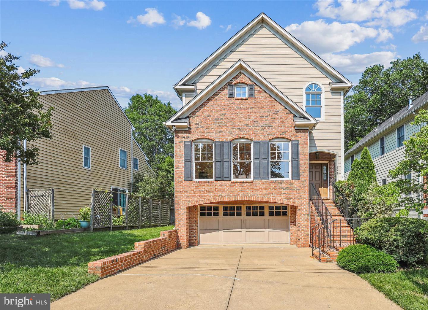 2227 N ALBEMARLE ST, ARLINGTON, Virginia 22207, 4 Bedrooms Bedrooms, ,3 BathroomsBathrooms,Residential,For sale,2227 N ALBEMARLE ST,VAAR2058136 MLS # VAAR2058136
