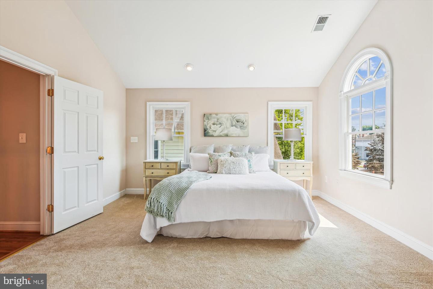 2227 N ALBEMARLE ST, ARLINGTON, Virginia 22207, 4 Bedrooms Bedrooms, ,3 BathroomsBathrooms,Residential,For sale,2227 N ALBEMARLE ST,VAAR2058136 MLS # VAAR2058136