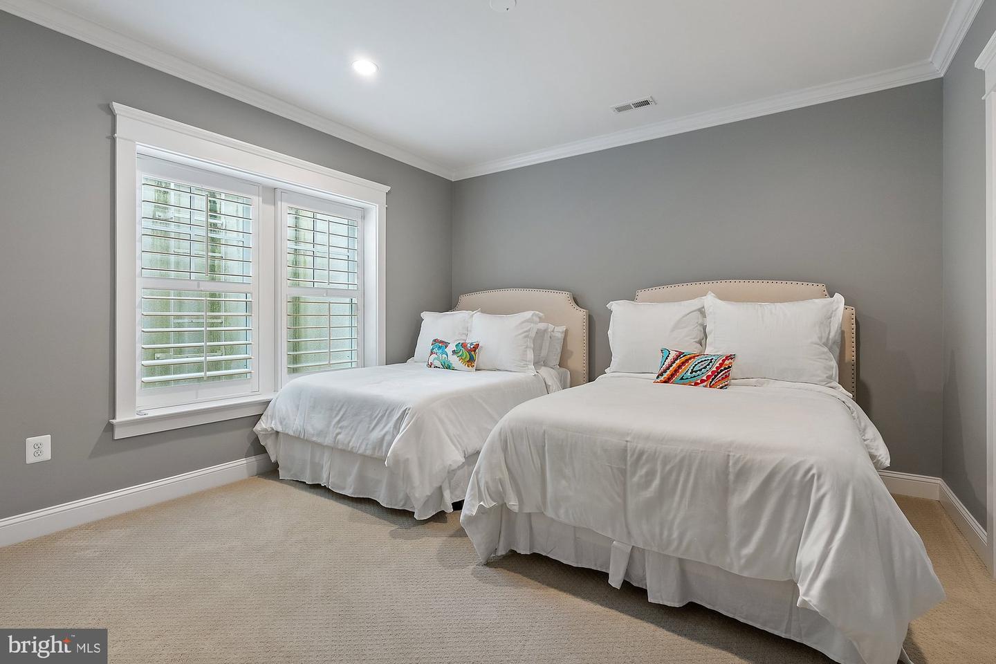 900 PARK ST SE, VIENNA, Virginia 22180, 5 Bedrooms Bedrooms, ,5 BathroomsBathrooms,Residential,For sale,900 PARK ST SE,VAFX2243076 MLS # VAFX2243076