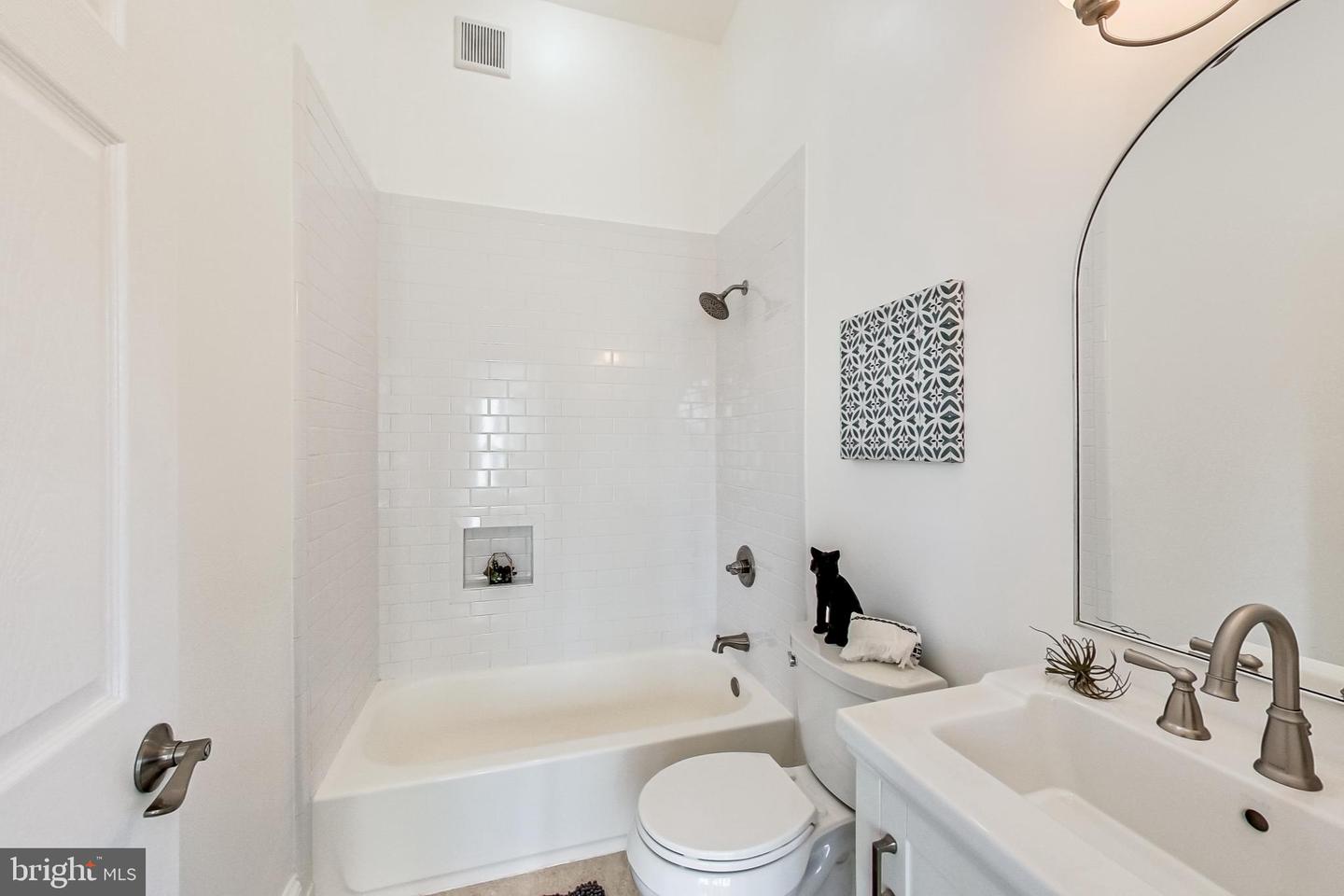 251 8TH ST NE, WASHINGTON, District Of Columbia 20002, 6 Bedrooms Bedrooms, ,6 BathroomsBathrooms,Residential,For sale,251 8TH ST NE,DCDC2202406 MLS # DCDC2202406