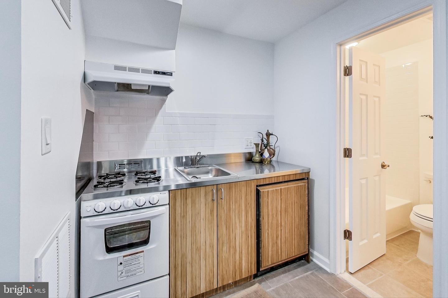 251 8TH ST NE, WASHINGTON, District Of Columbia 20002, 6 Bedrooms Bedrooms, ,6 BathroomsBathrooms,Residential,For sale,251 8TH ST NE,DCDC2202406 MLS # DCDC2202406