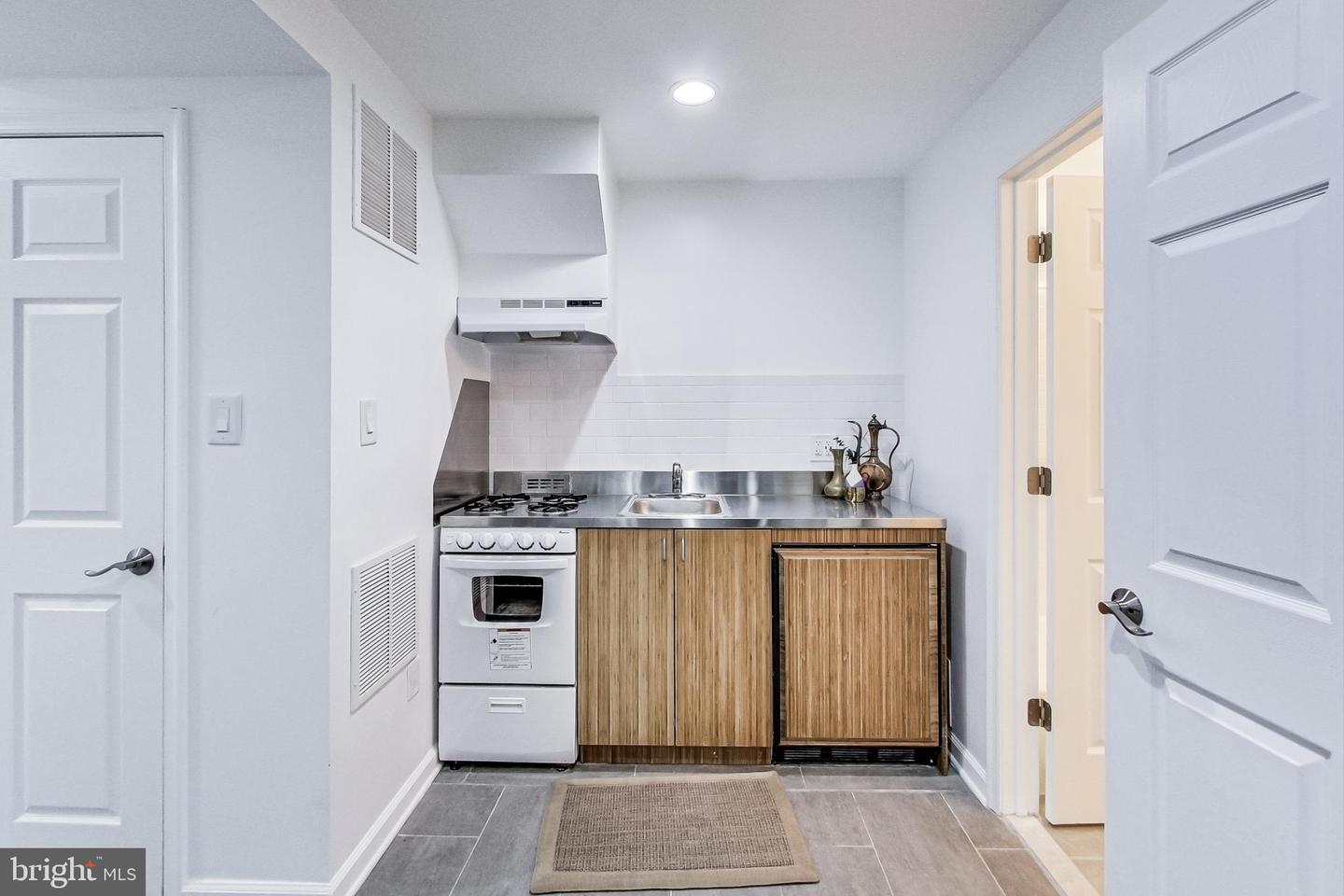 251 8TH ST NE, WASHINGTON, District Of Columbia 20002, 6 Bedrooms Bedrooms, ,6 BathroomsBathrooms,Residential,For sale,251 8TH ST NE,DCDC2202406 MLS # DCDC2202406