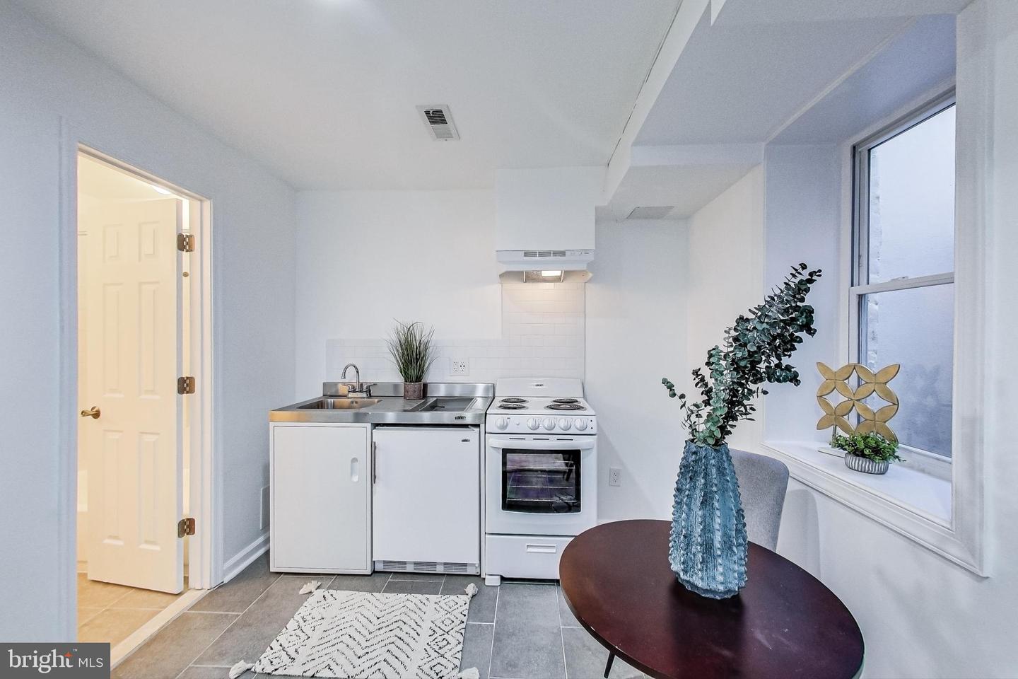 251 8TH ST NE, WASHINGTON, District Of Columbia 20002, 6 Bedrooms Bedrooms, ,6 BathroomsBathrooms,Residential,For sale,251 8TH ST NE,DCDC2202406 MLS # DCDC2202406