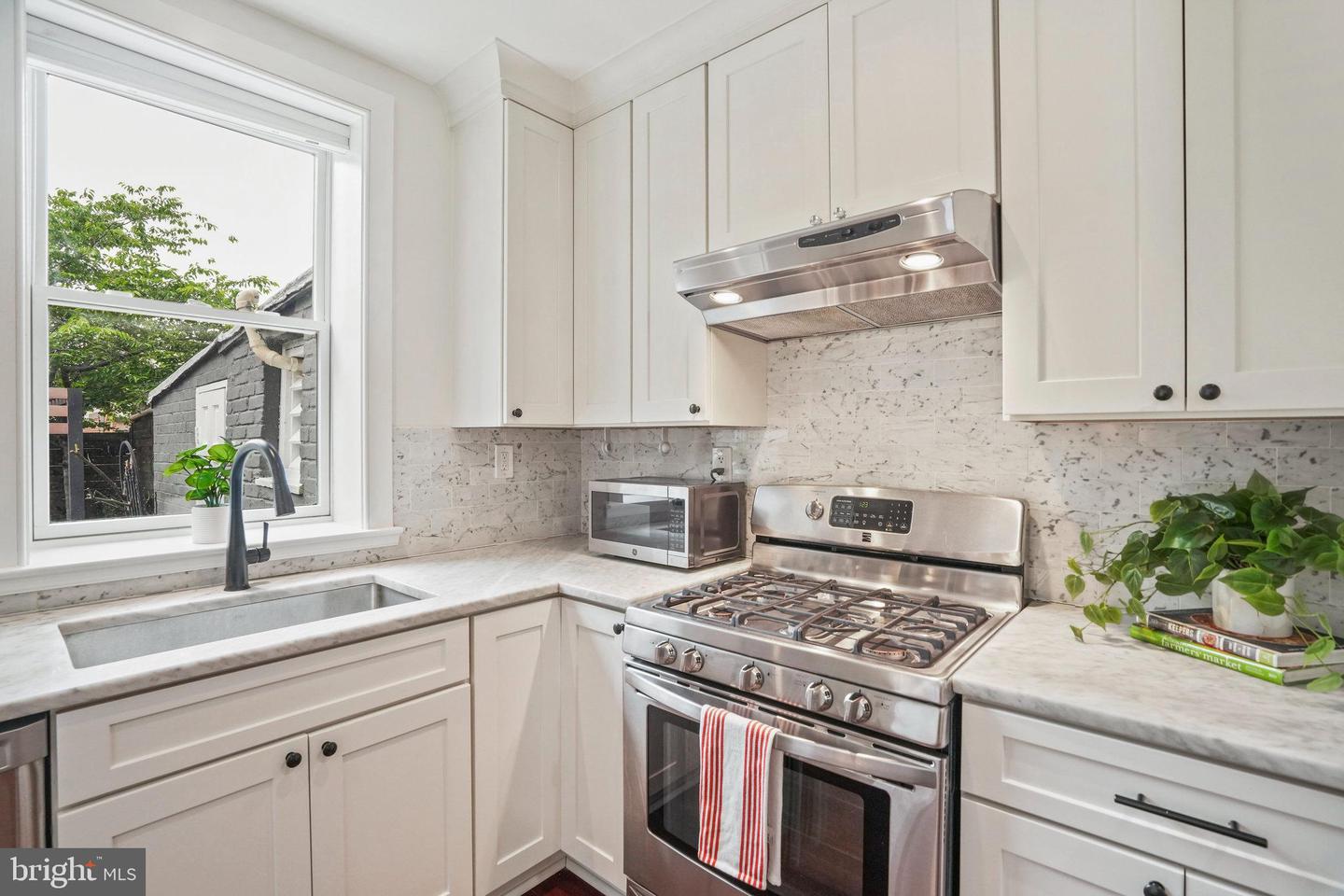 531 10TH ST SE, WASHINGTON, District Of Columbia 20003, 3 Bedrooms Bedrooms, ,1 BathroomBathrooms,Residential,For sale,531 10TH ST SE,DCDC2202804 MLS # DCDC2202804
