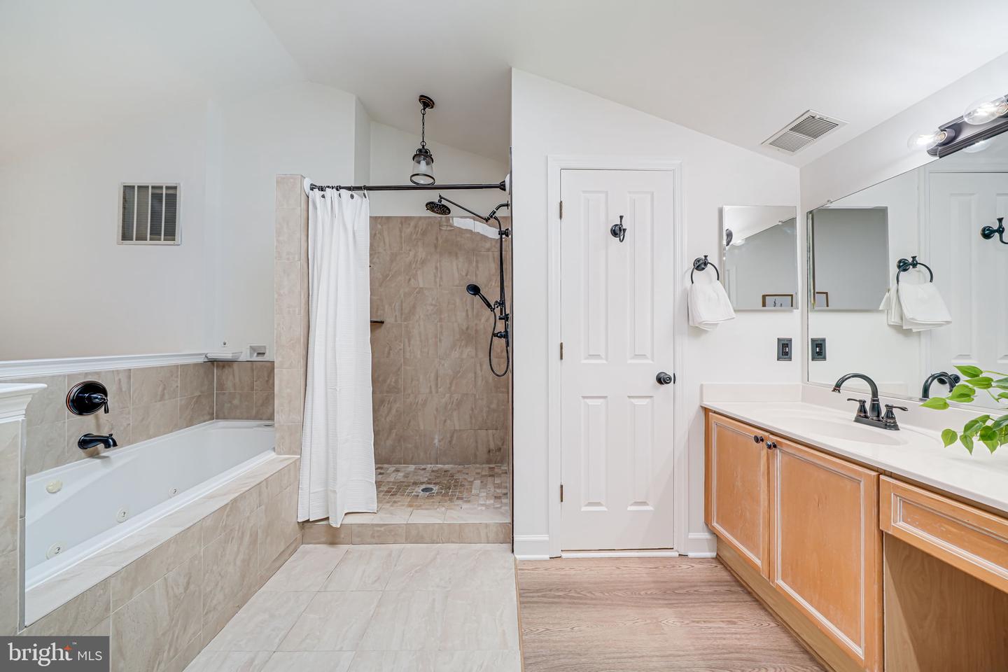 2426 N HAMPTON DR, ALEXANDRIA, Virginia 22311, 3 Bedrooms Bedrooms, ,2 BathroomsBathrooms,Residential,For sale,2426 N HAMPTON DR,VAAX2045838 MLS # VAAX2045838