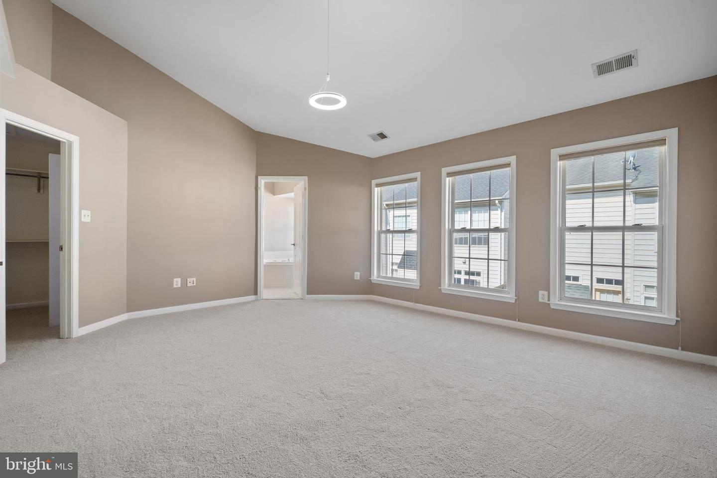 2825 LAURA GAE CIR, VIENNA, Virginia 22180, 3 Bedrooms Bedrooms, ,3 BathroomsBathrooms,Residential,For sale,2825 LAURA GAE CIR,VAFX2244048 MLS # VAFX2244048