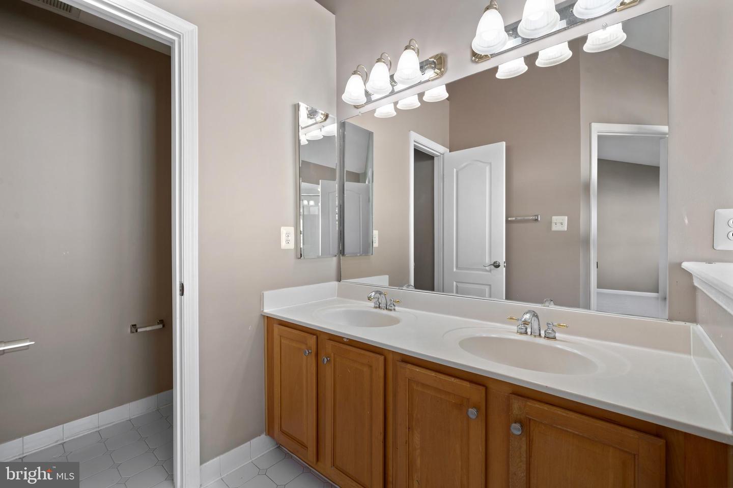 2825 LAURA GAE CIR, VIENNA, Virginia 22180, 3 Bedrooms Bedrooms, ,3 BathroomsBathrooms,Residential,For sale,2825 LAURA GAE CIR,VAFX2244048 MLS # VAFX2244048
