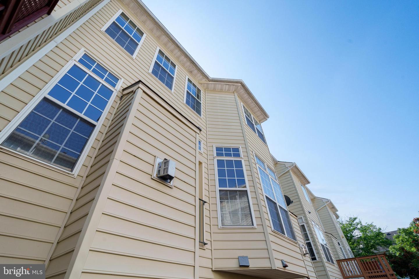 2825 LAURA GAE CIR, VIENNA, Virginia 22180, 3 Bedrooms Bedrooms, ,3 BathroomsBathrooms,Residential,For sale,2825 LAURA GAE CIR,VAFX2244048 MLS # VAFX2244048