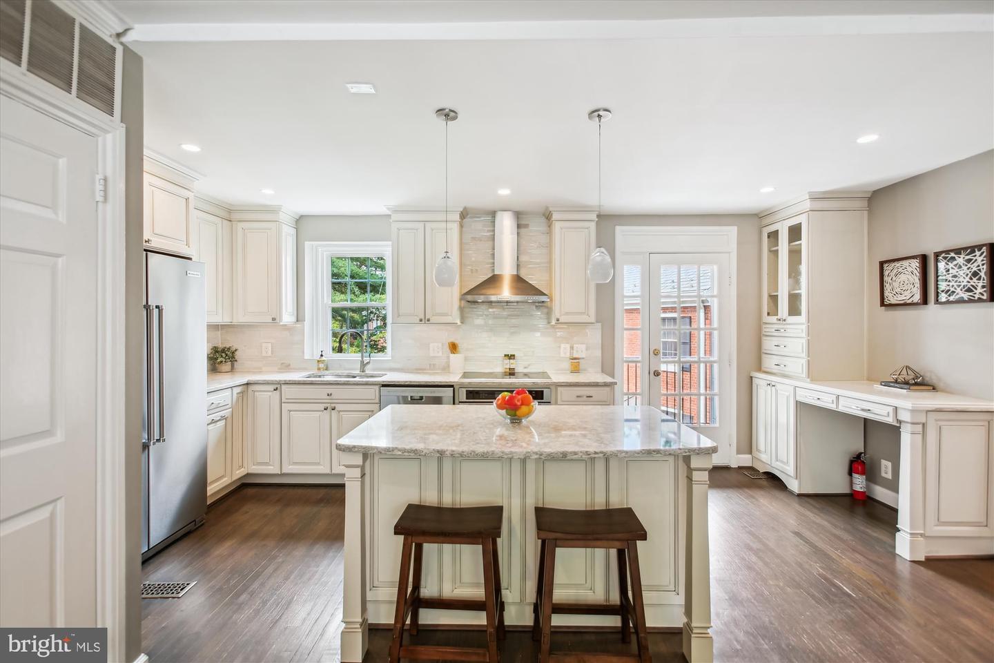 2802 S COLUMBUS ST #A2, ARLINGTON, Virginia 22206, 2 Bedrooms Bedrooms, ,2 BathroomsBathrooms,Residential,For sale,2802 S COLUMBUS ST #A2,VAAX2045842 MLS # VAAX2045842