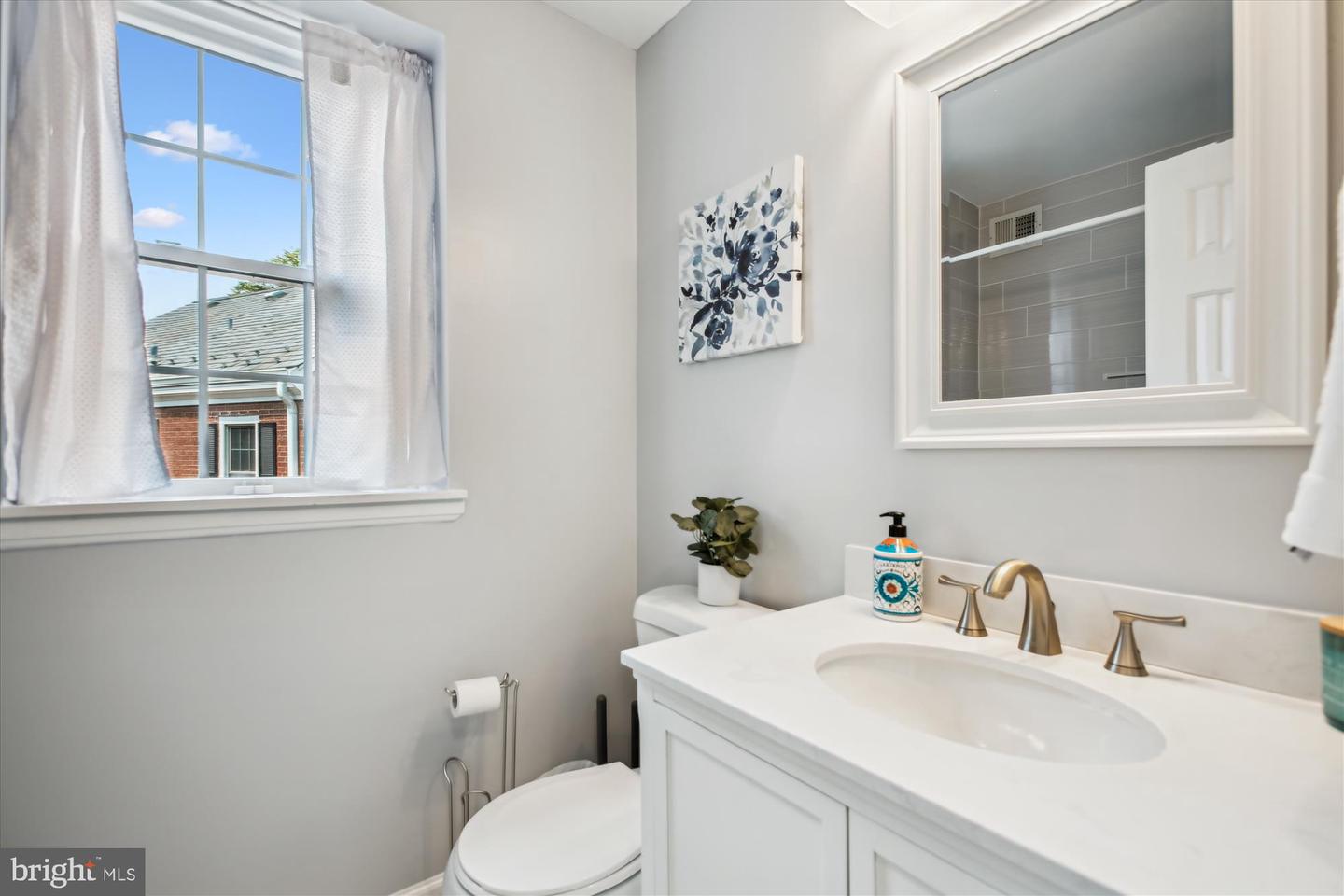 2802 S COLUMBUS ST #A2, ARLINGTON, Virginia 22206, 2 Bedrooms Bedrooms, ,2 BathroomsBathrooms,Residential,For sale,2802 S COLUMBUS ST #A2,VAAX2045842 MLS # VAAX2045842