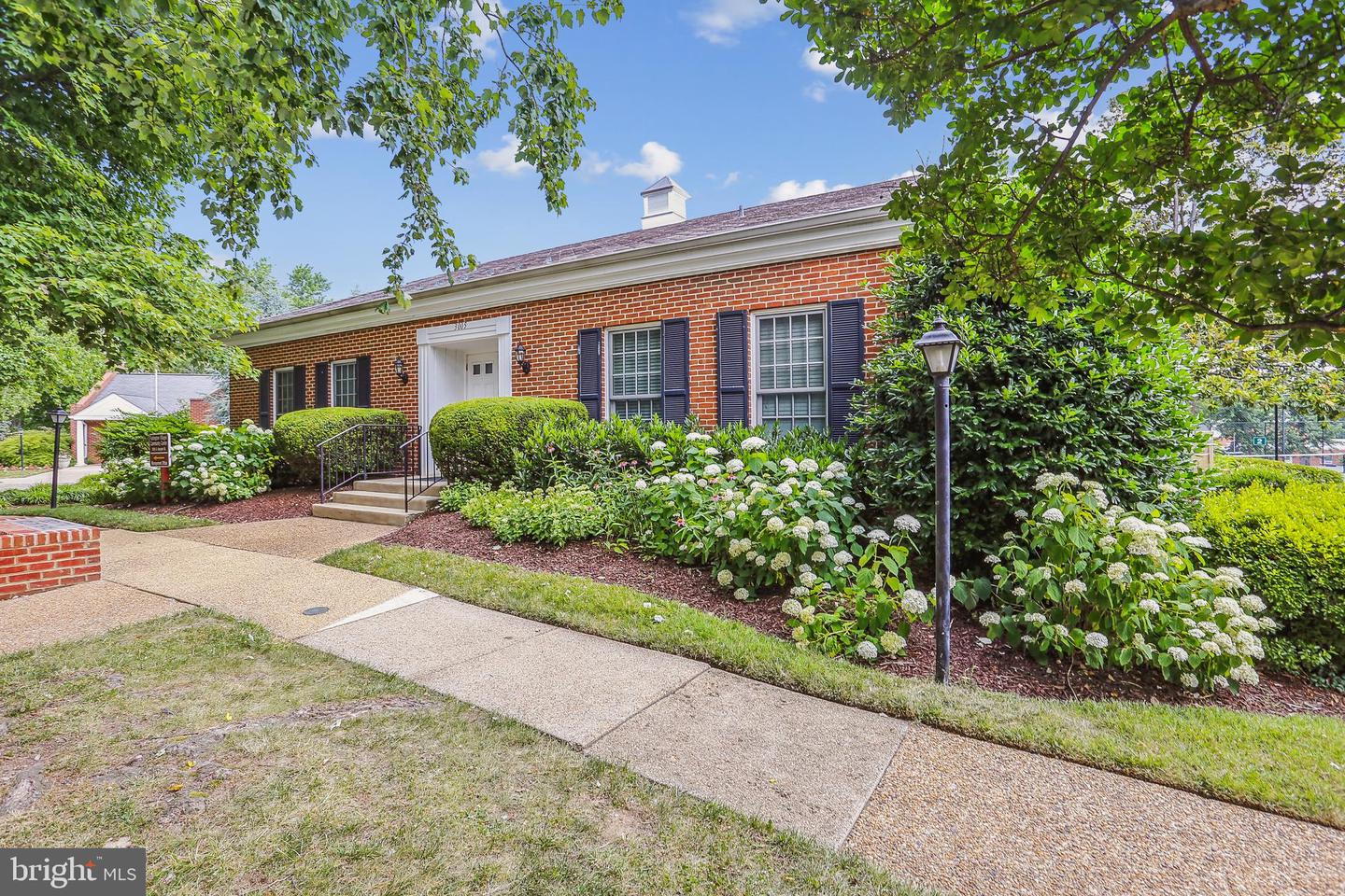 2802 S COLUMBUS ST #A2, ARLINGTON, Virginia 22206, 2 Bedrooms Bedrooms, ,2 BathroomsBathrooms,Residential,For sale,2802 S COLUMBUS ST #A2,VAAX2045842 MLS # VAAX2045842
