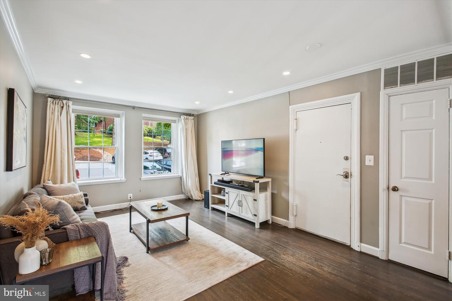 2802 S COLUMBUS ST #A2, ARLINGTON, Virginia 22206, 2 Bedrooms Bedrooms, ,2 BathroomsBathrooms,Residential,For sale,2802 S COLUMBUS ST #A2,VAAX2045842 MLS # VAAX2045842