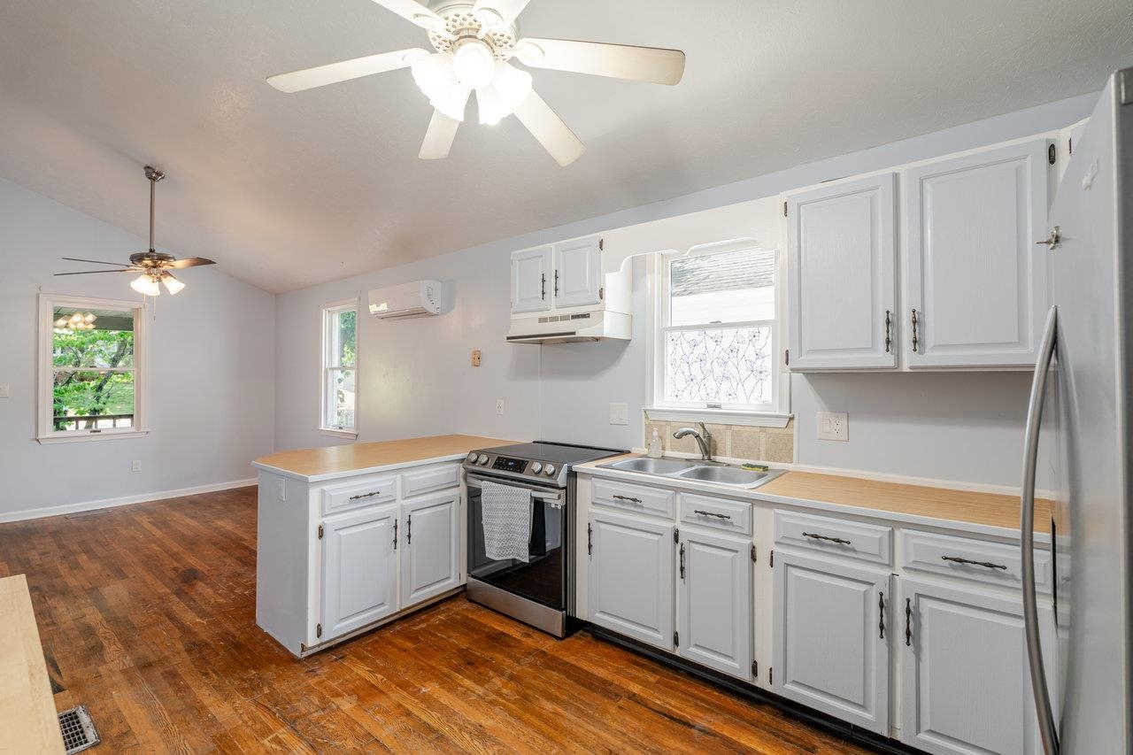 209 PARK AVE, GROTTOES, Virginia 24441, 2 Bedrooms Bedrooms, ,2 BathroomsBathrooms,Residential,209 PARK AVE,665497 MLS # 665497