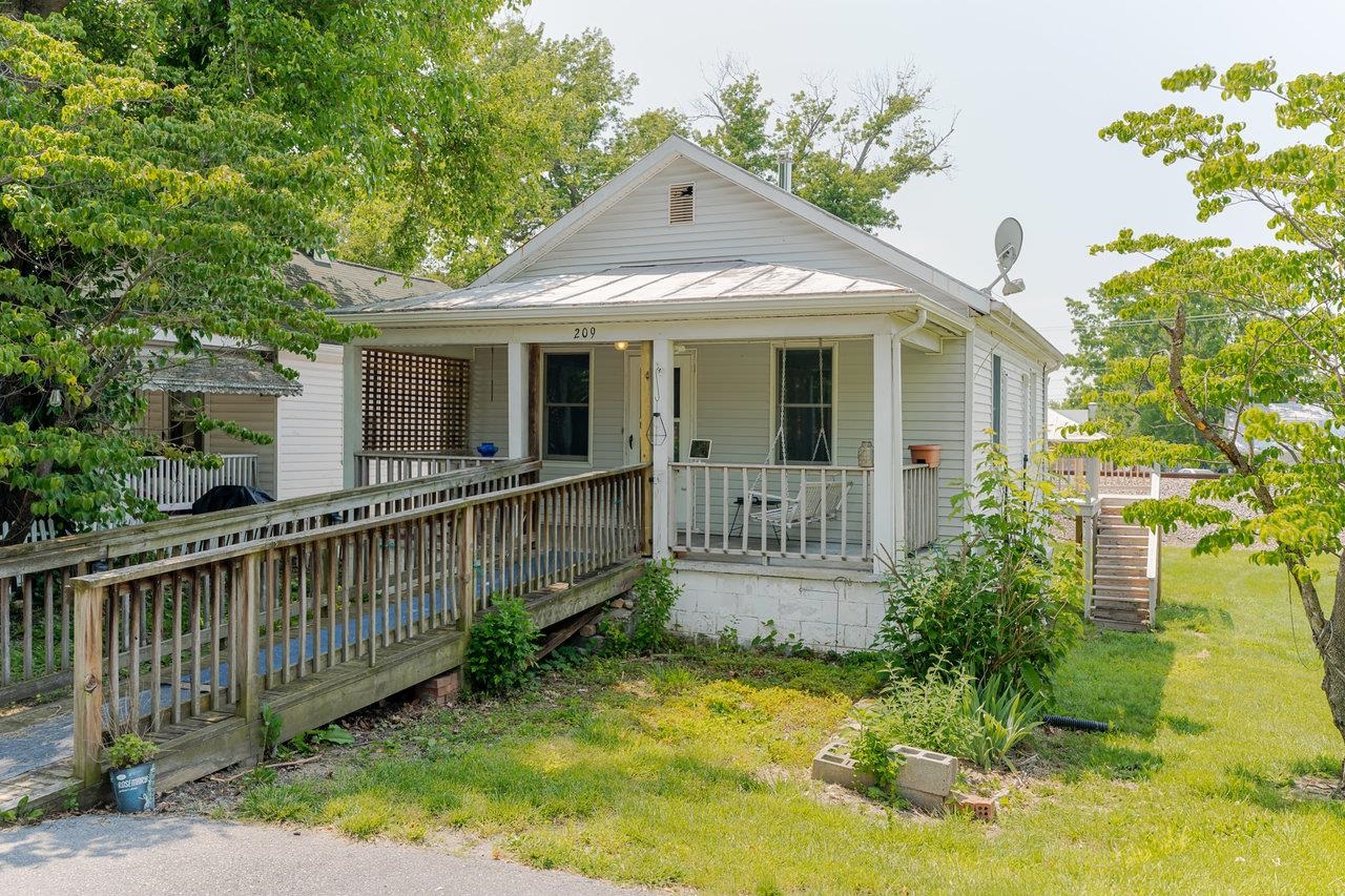 209 PARK AVE, GROTTOES, Virginia 24441, 2 Bedrooms Bedrooms, ,2 BathroomsBathrooms,Residential,209 PARK AVE,665497 MLS # 665497