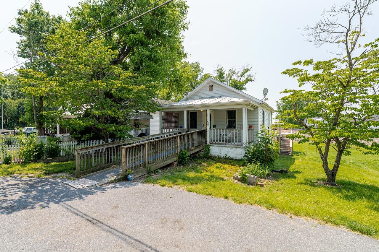 209 PARK AVE, GROTTOES, Virginia 24441, 2 Bedrooms Bedrooms, ,2 BathroomsBathrooms,Residential,209 PARK AVE,665497 MLS # 665497