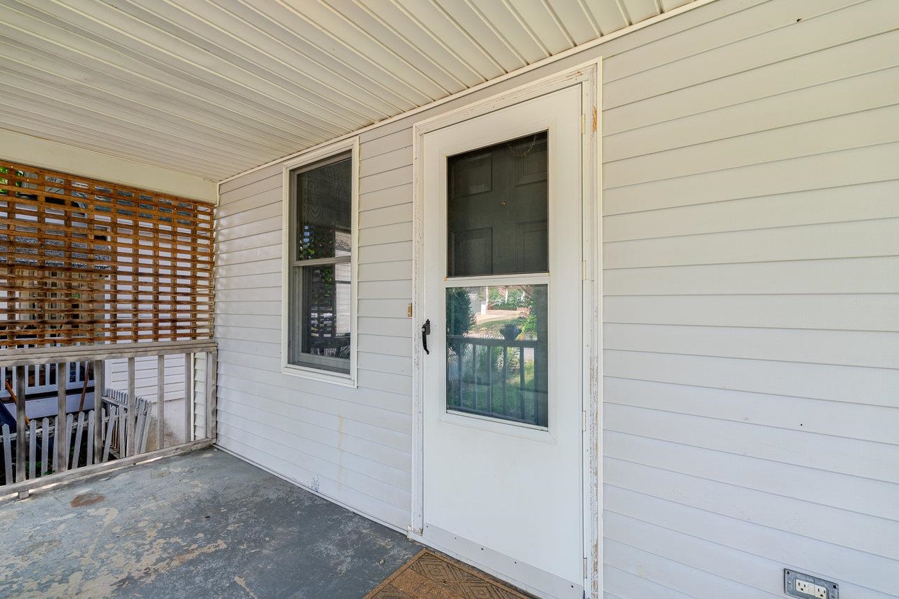 209 PARK AVE, GROTTOES, Virginia 24441, 2 Bedrooms Bedrooms, ,2 BathroomsBathrooms,Residential,209 PARK AVE,665497 MLS # 665497