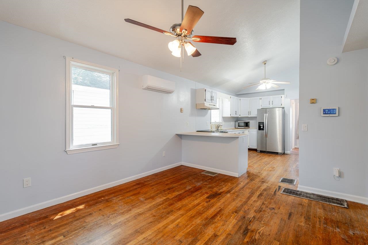 209 PARK AVE, GROTTOES, Virginia 24441, 2 Bedrooms Bedrooms, ,2 BathroomsBathrooms,Residential,209 PARK AVE,665497 MLS # 665497