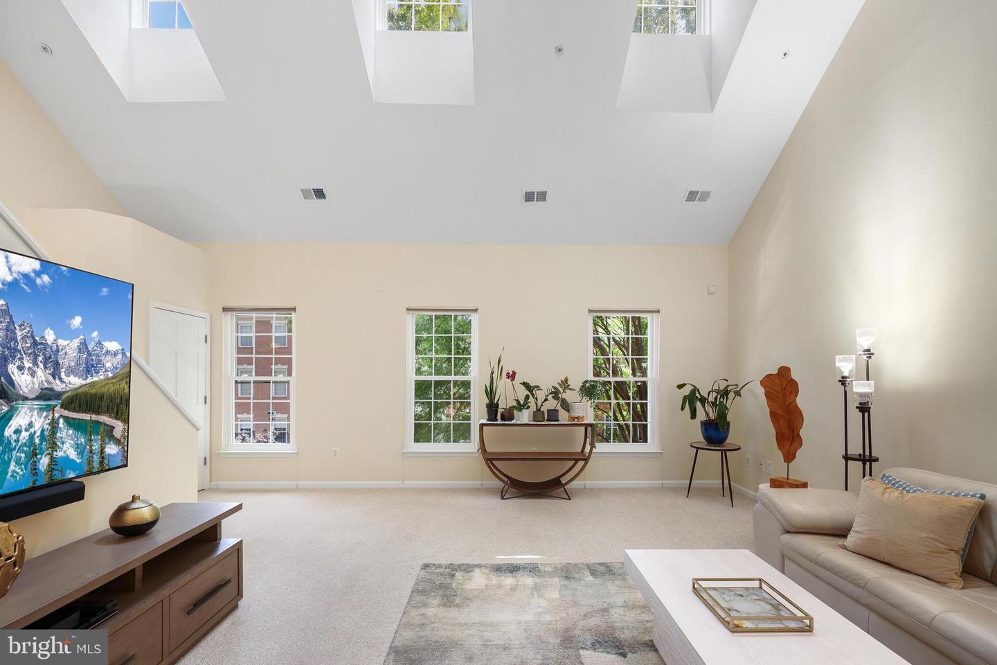1602-B HUNTING CREEK DR, ALEXANDRIA, Virginia 22314, 2 Bedrooms Bedrooms, ,2 BathroomsBathrooms,Residential,For sale,1602-B HUNTING CREEK DR,VAAX2045878 MLS # VAAX2045878