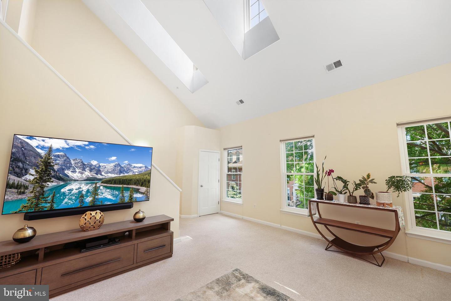1602-B HUNTING CREEK DR, ALEXANDRIA, Virginia 22314, 2 Bedrooms Bedrooms, ,2 BathroomsBathrooms,Residential,For sale,1602-B HUNTING CREEK DR,VAAX2045878 MLS # VAAX2045878