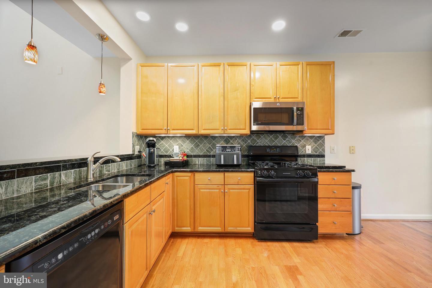 1602-B HUNTING CREEK DR, ALEXANDRIA, Virginia 22314, 2 Bedrooms Bedrooms, ,2 BathroomsBathrooms,Residential,For sale,1602-B HUNTING CREEK DR,VAAX2045878 MLS # VAAX2045878