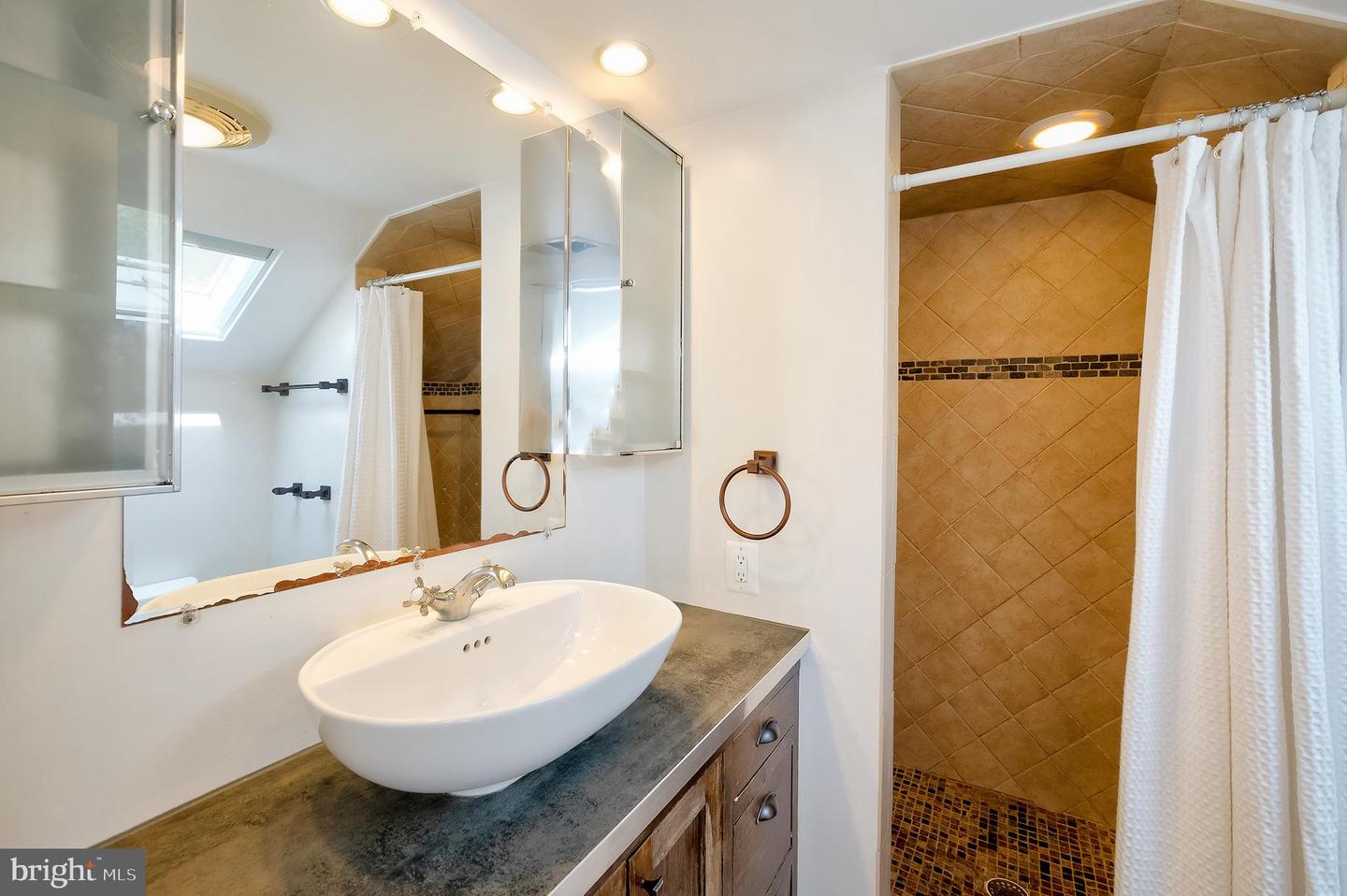 701 LITTLE ST, ALEXANDRIA, Virginia 22301, 5 Bedrooms Bedrooms, ,3 BathroomsBathrooms,Residential,For sale,701 LITTLE ST,VAAX2045912 MLS # VAAX2045912