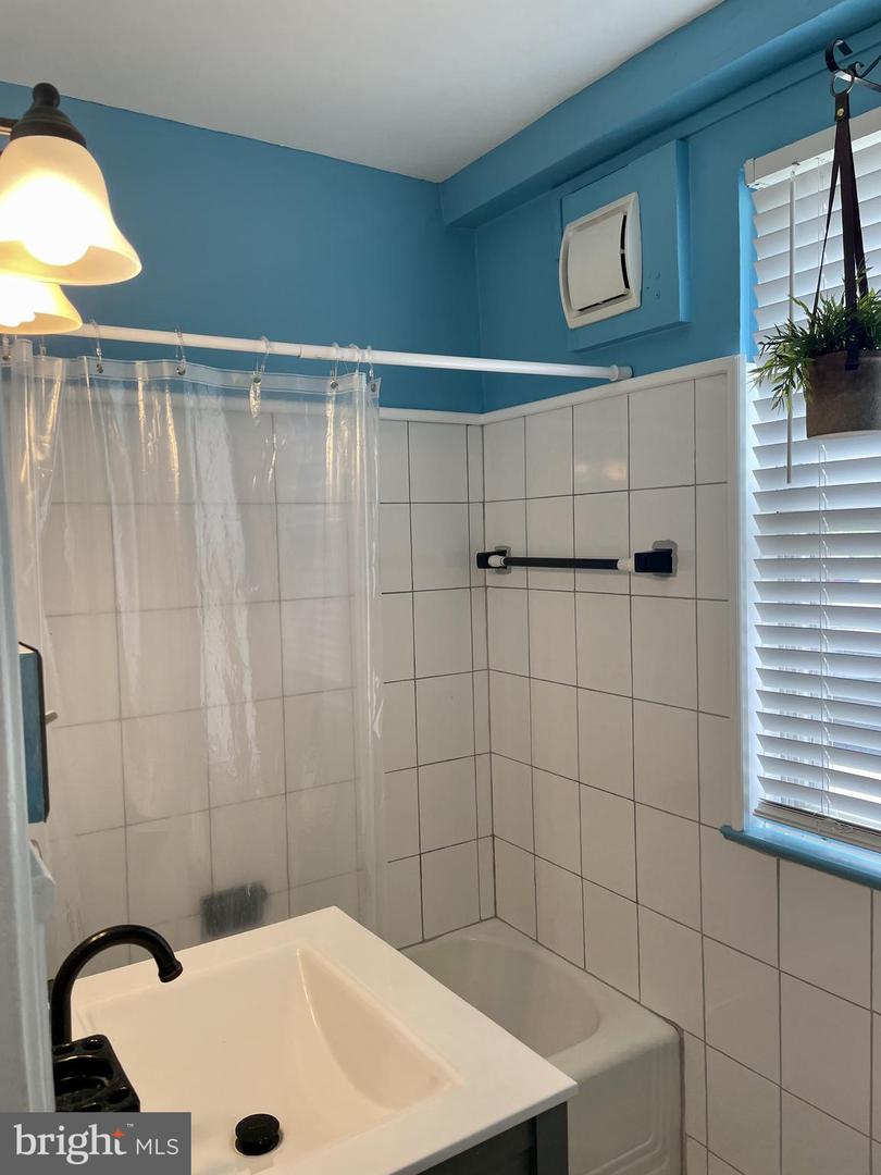 3401 COMMONWEALTH AVE #A, ALEXANDRIA, Virginia 22305, 1 Bedroom Bedrooms, ,1 BathroomBathrooms,Residential,For sale,3401 COMMONWEALTH AVE #A,VAAX2045928 MLS # VAAX2045928