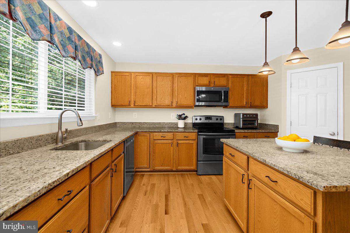 6708 MOSSY BANK LN, CENTREVILLE, Virginia 20121, 5 Bedrooms Bedrooms, ,3 BathroomsBathrooms,Residential,For sale,6708 MOSSY BANK LN,VAFX2244756 MLS # VAFX2244756