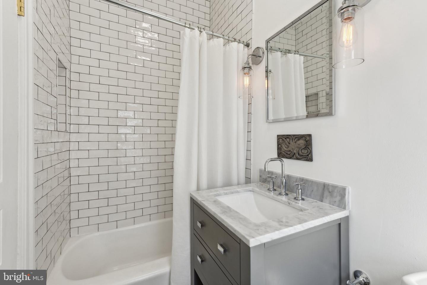 207 3RD ST NE, WASHINGTON, District Of Columbia 20002, 4 Bedrooms Bedrooms, ,4 BathroomsBathrooms,Residential,For sale,207 3RD ST NE,DCDC2203822 MLS # DCDC2203822