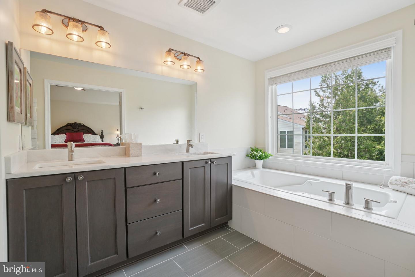 2402 HUNTINGTON PARK DR, ALEXANDRIA, Virginia 22303, 4 Bedrooms Bedrooms, ,3 BathroomsBathrooms,Residential,For sale,2402 HUNTINGTON PARK DR,VAFX2245362 MLS # VAFX2245362