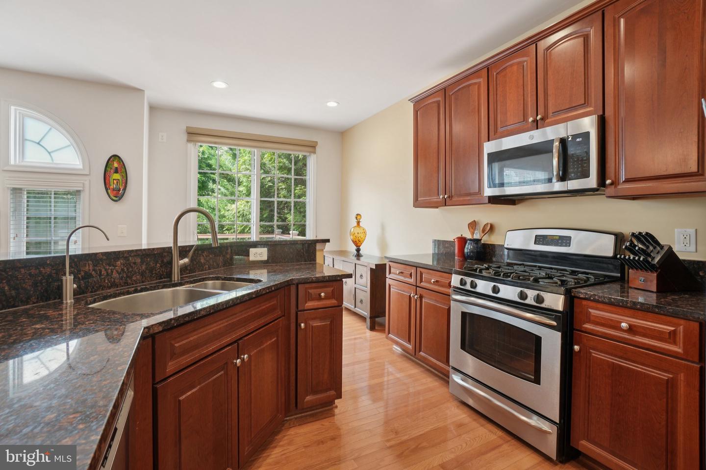 2402 HUNTINGTON PARK DR, ALEXANDRIA, Virginia 22303, 4 Bedrooms Bedrooms, ,3 BathroomsBathrooms,Residential,For sale,2402 HUNTINGTON PARK DR,VAFX2245362 MLS # VAFX2245362
