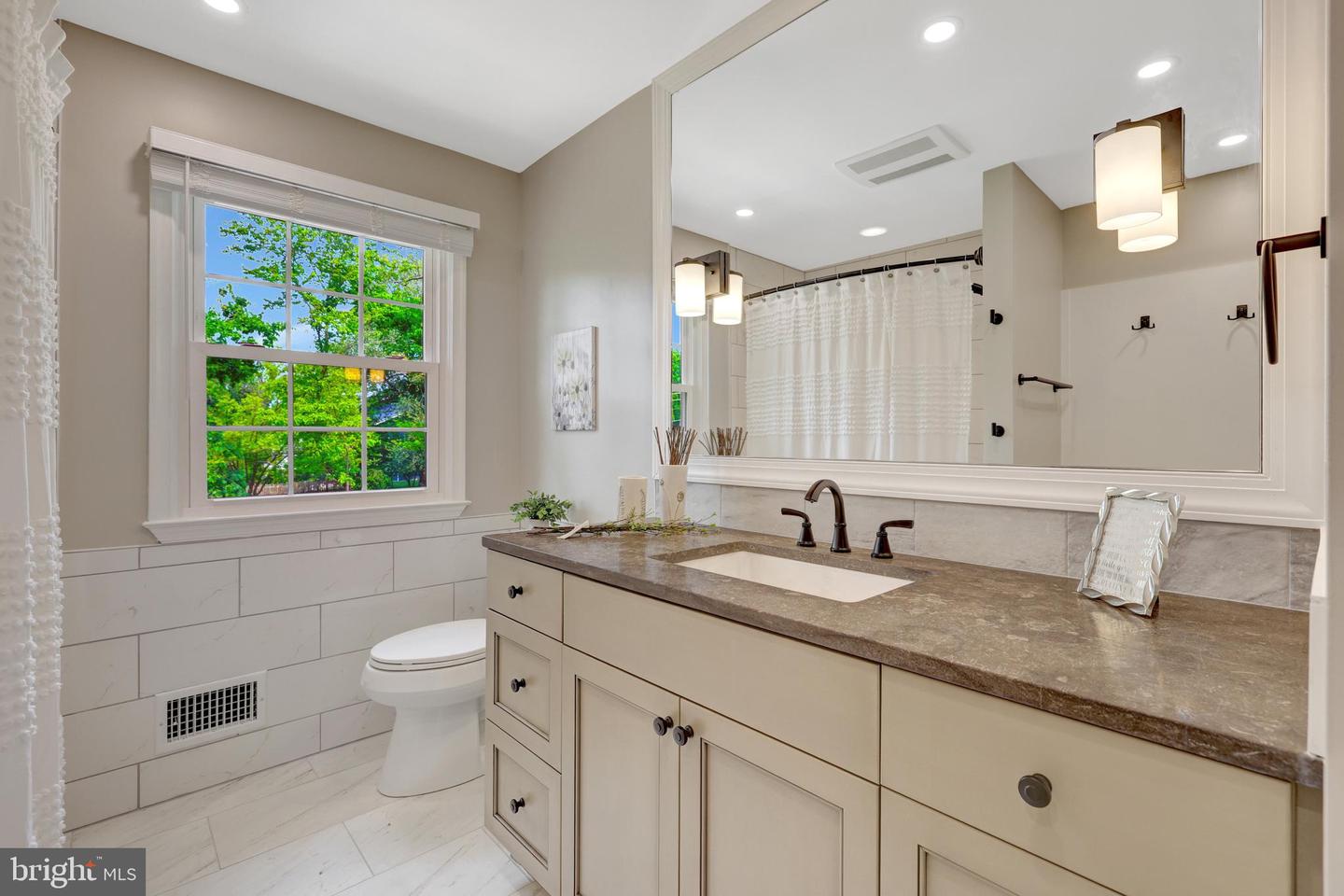 427 WEST ST NW, VIENNA, Virginia 22180, 5 Bedrooms Bedrooms, ,3 BathroomsBathrooms,Residential,For sale,427 WEST ST NW,VAFX2245596 MLS # VAFX2245596