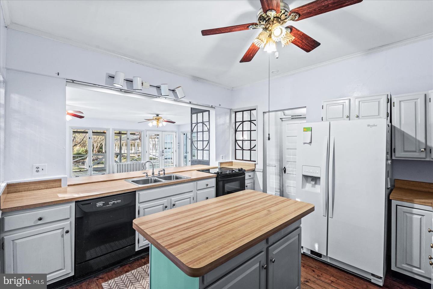 115 E BROADDUS AVE, BOWLING GREEN, Virginia 22427, 6 Bedrooms Bedrooms, ,5 BathroomsBathrooms,Residential,For sale,115 E BROADDUS AVE,VACV2008242 MLS # VACV2008242