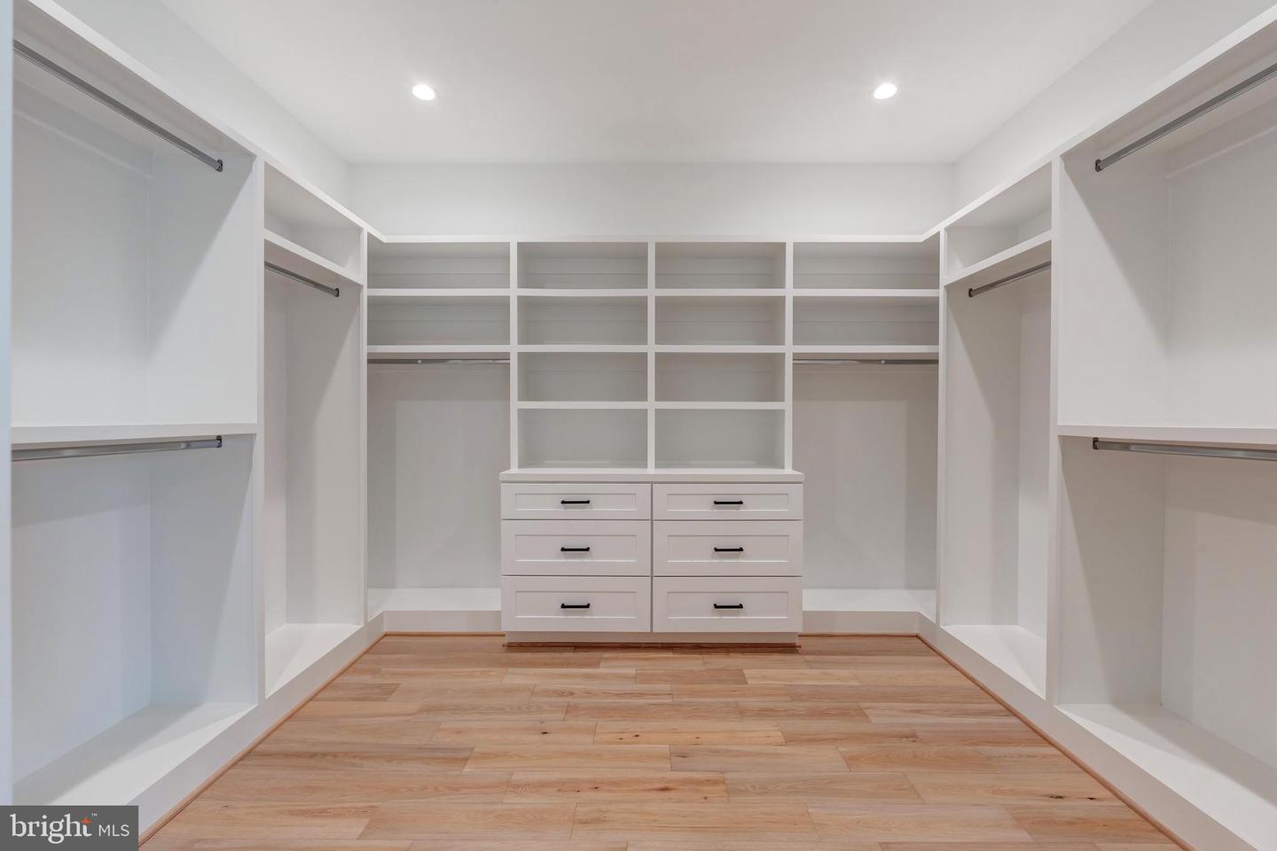 6800 OLD CHESTERBROOK RD, MCLEAN, Virginia 22101, 7 Bedrooms Bedrooms, ,6 BathroomsBathrooms,Residential,For sale,6800 OLD CHESTERBROOK RD,VAFX2245832 MLS # VAFX2245832