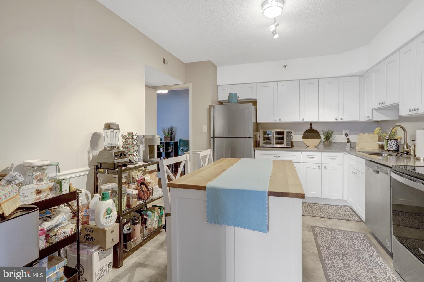 3713 S GEORGE MASON DR #713, FALLS CHURCH, Virginia 22041, 2 Bedrooms Bedrooms, 6 Rooms Rooms,2 BathroomsBathrooms,Residential,For sale,3713 S GEORGE MASON DR #713,VAFX2245918 MLS # VAFX2245918