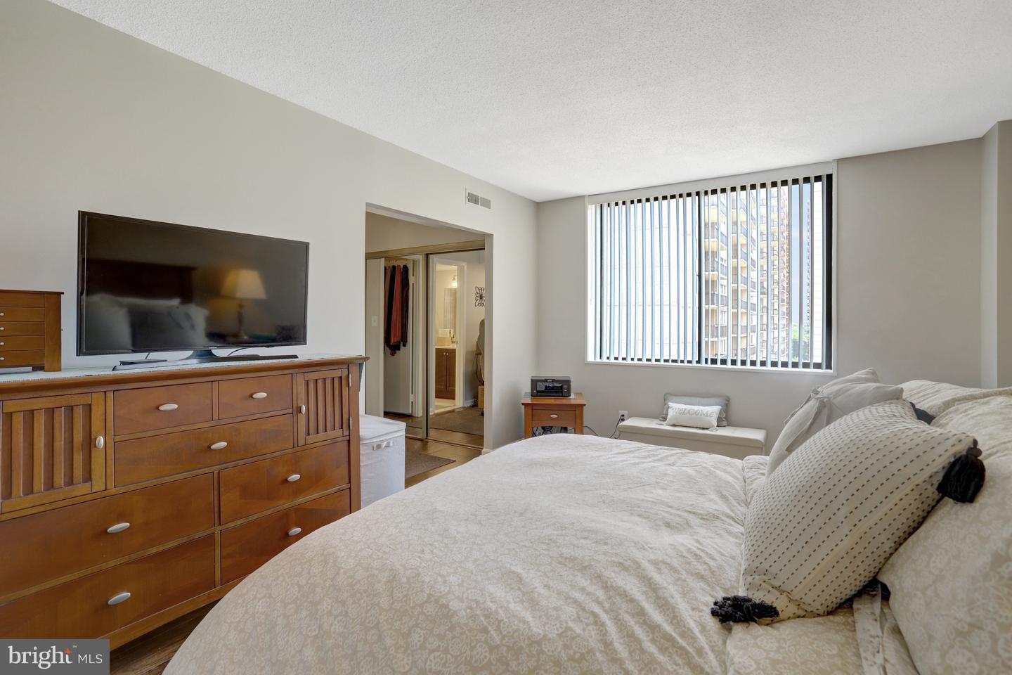 3713 S GEORGE MASON DR #713, FALLS CHURCH, Virginia 22041, 2 Bedrooms Bedrooms, 6 Rooms Rooms,2 BathroomsBathrooms,Residential,For sale,3713 S GEORGE MASON DR #713,VAFX2245918 MLS # VAFX2245918